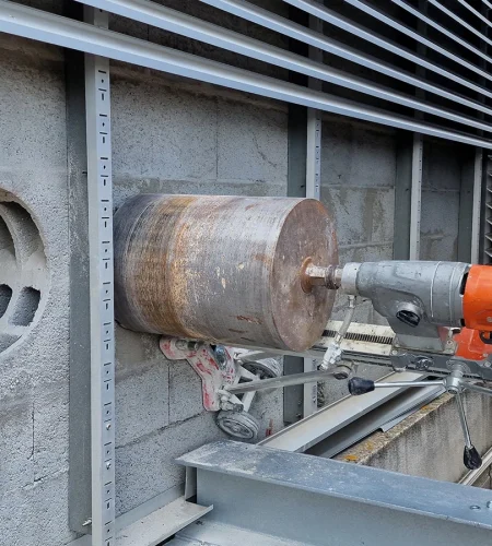 Réalisation d'un carottage à Marans par Atlantique Sciage