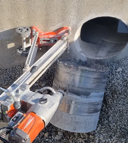 Réalisation d'un carottage à Marans par Atlantique Sciage