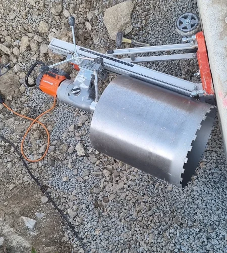 Réalisation d'un carottage à Marans par Atlantique Sciage